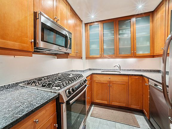 5th image of 313 W 22nd St APT 3D