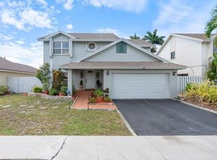 961 SW 98th Ave, Pembroke Pines, FL 33025
