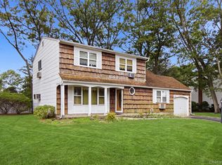 4 Smithtown Cres, Smithtown, NY 11787