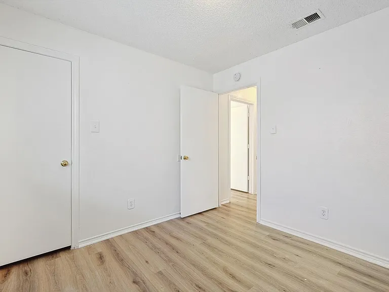 5137 Shoregate Dr — Photo 5