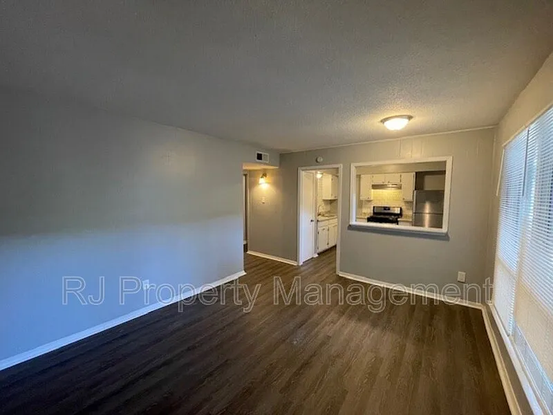 2 bed, 1.0 bath, $900 — Photo 4