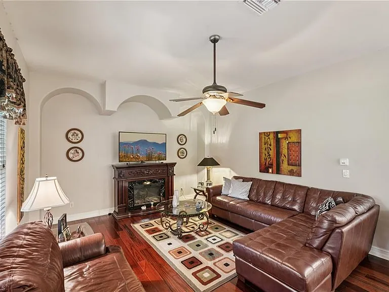 2621 Golden Gate Blvd W — Photo 14