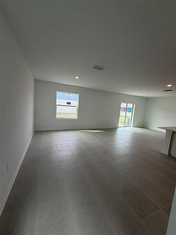 4 bed, 2.5 bath, 2136 sqft, $2,000 — Photo 3
