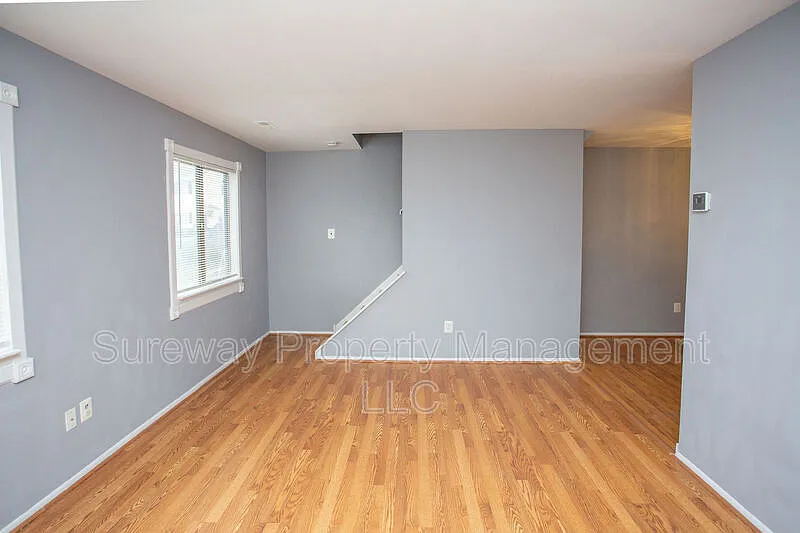 3 bed, 2.0 bath, 1360 sqft, $2,400 — Photo 4