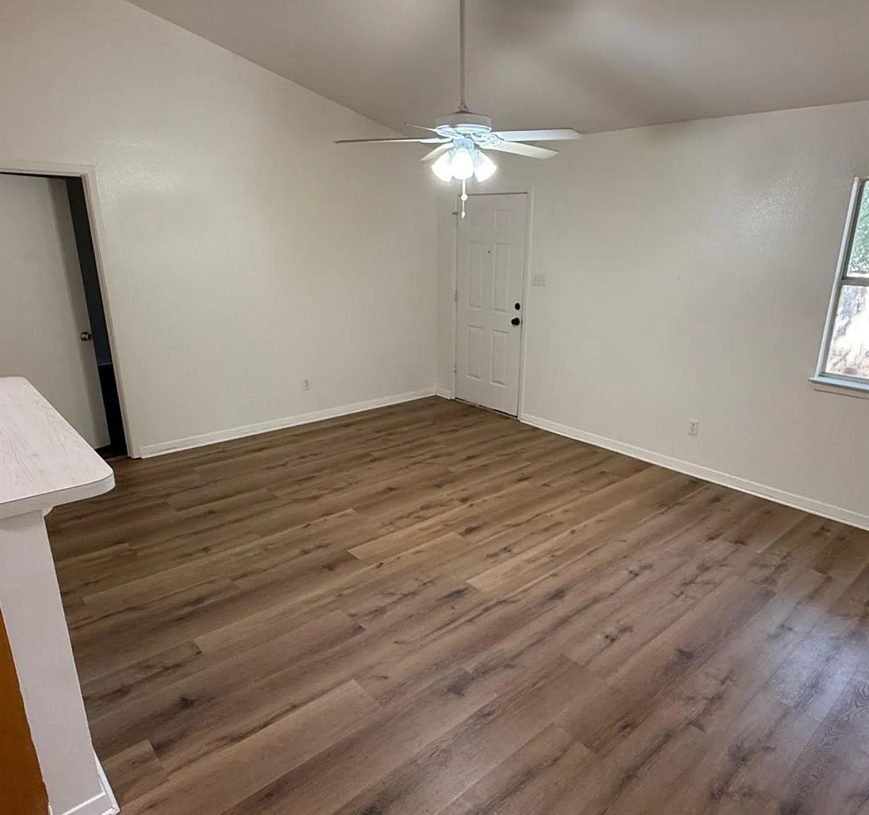 3 bed, 2.0 bath, 1400 sqft, $1,925 — Photo 2