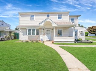 58 Elmtree Ln, Levittown, NY 11756