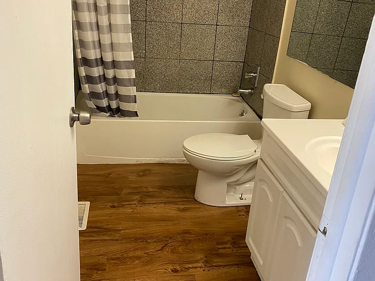 441 Greentree Ln — Photo 14