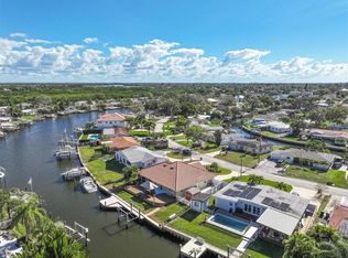 9453 Treasure Ln NE, Saint Petersburg, FL 33702