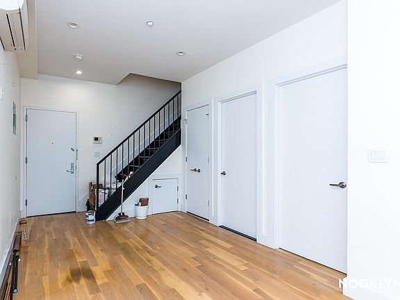 4th image of 396 Cornelia St #3L