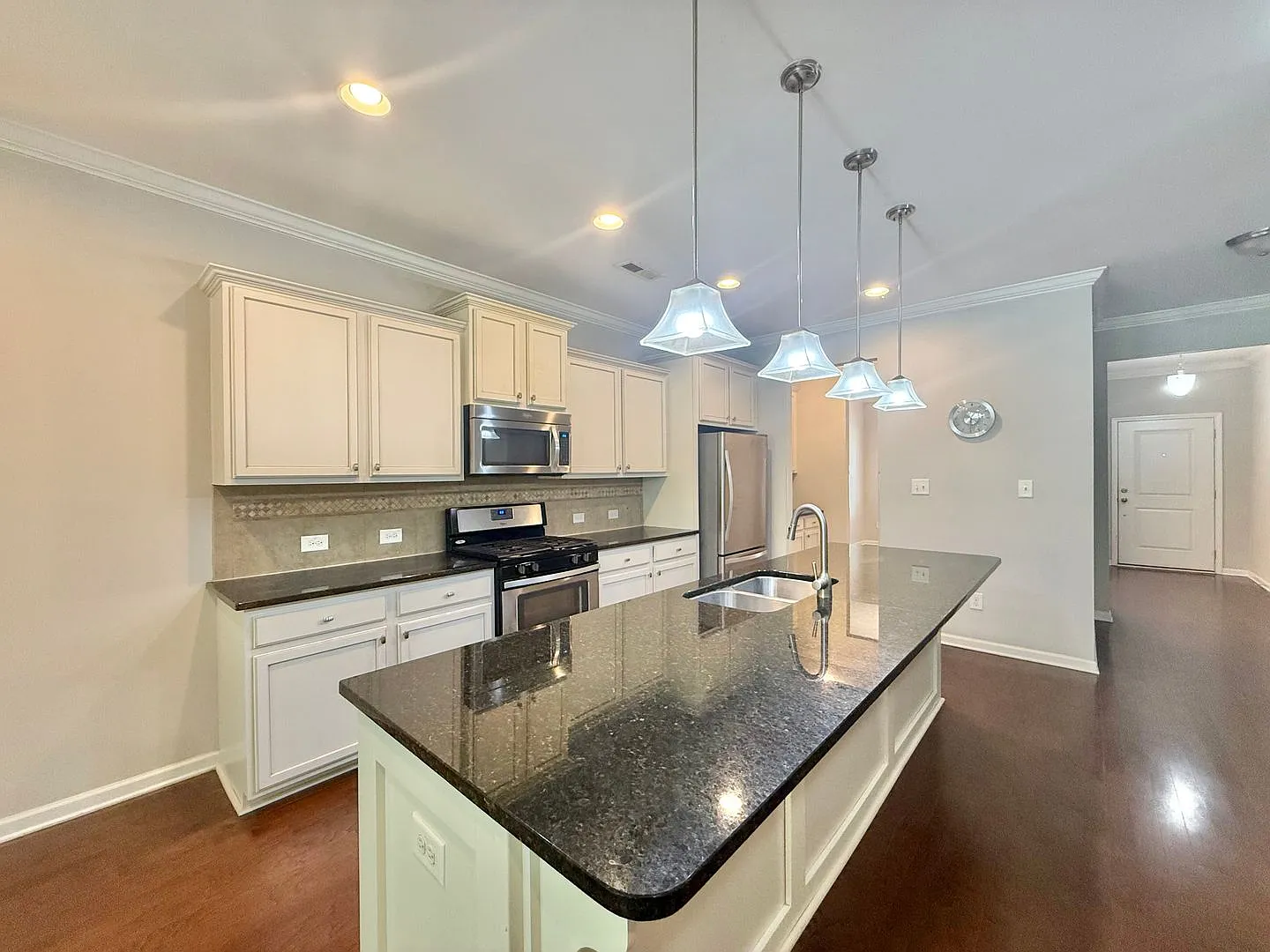 **Offering Refundable Application Fees & $150 Move In Promotion** Spacious 3bd, 3.5bath, 2700+ Sf... — Photo 4