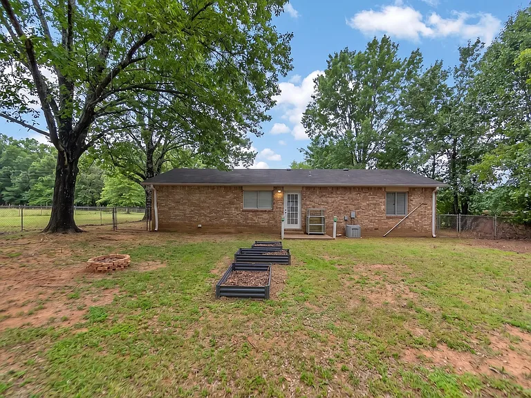 1511 Milam Dr — Photo 14