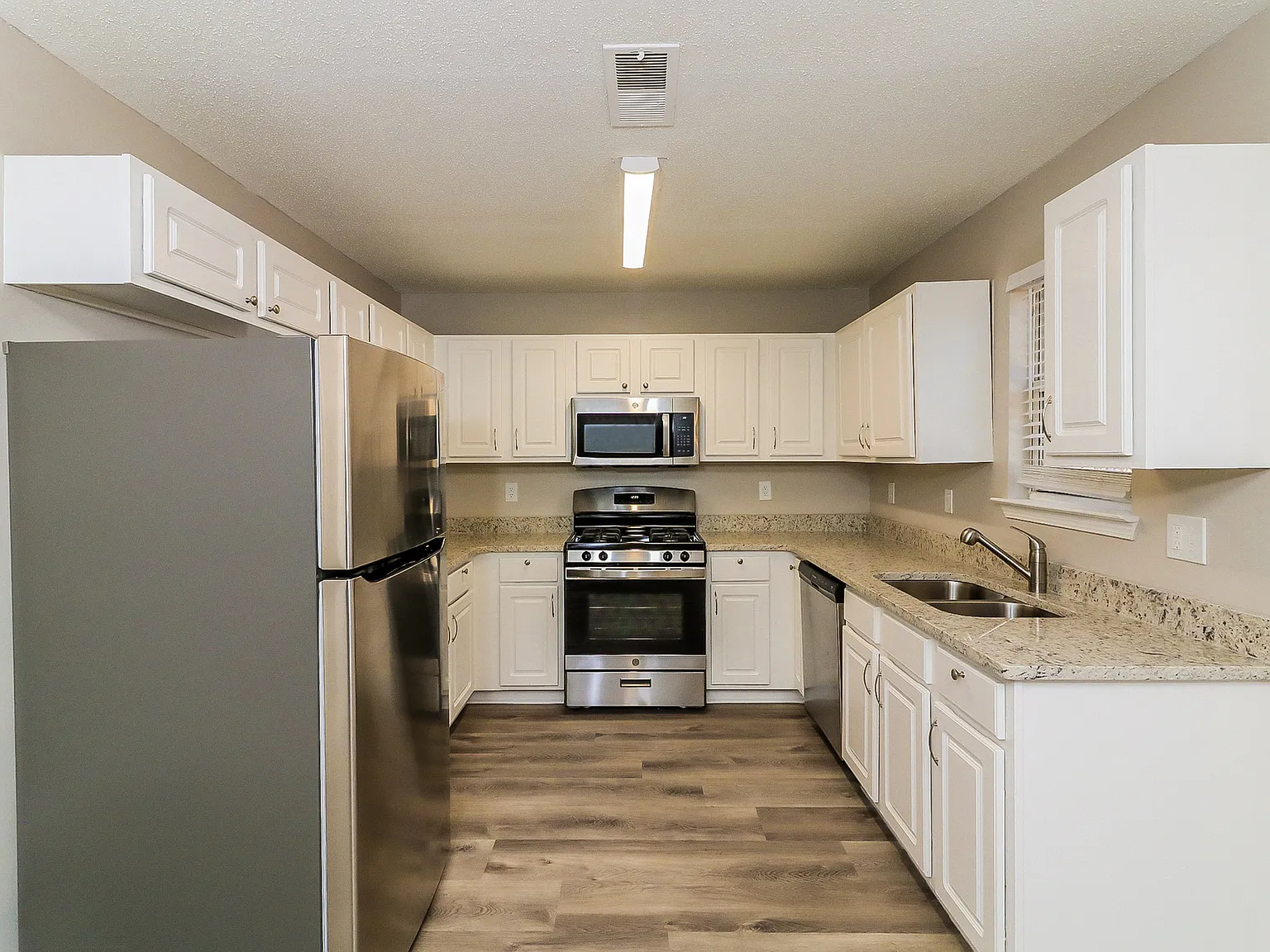 3 bed, 2.5 bath, 2162 sqft, $2,065 — Photo 2
