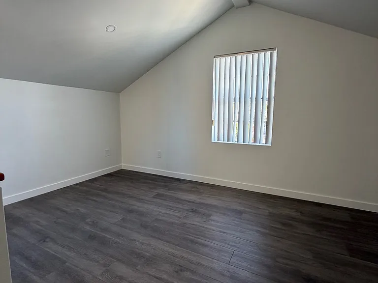 800 N June St — Photo 13