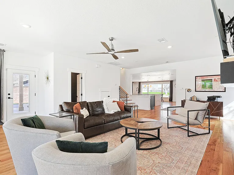 304 Bowie St — Photo 16