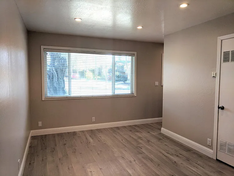 5917 Howell St — Photo 5