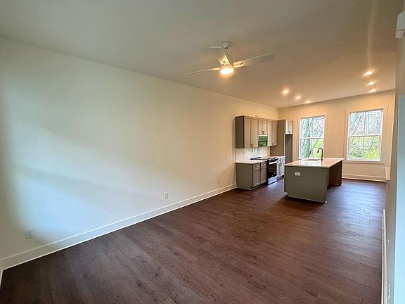 4th image of 668 Belletrace Cir