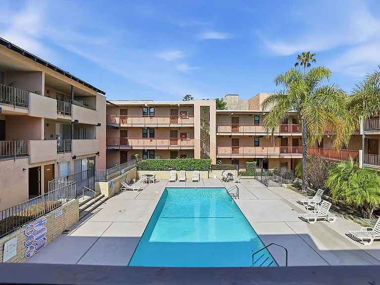 Encino Country Club Apartments — Photo 80