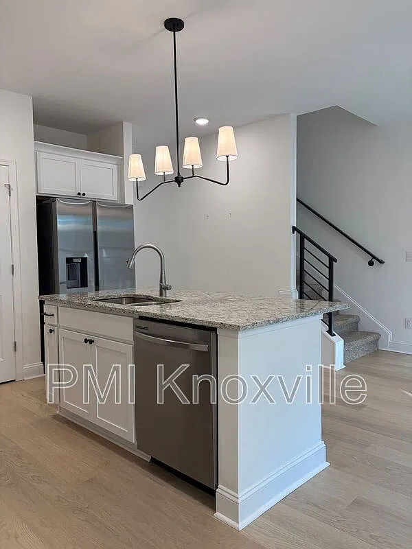 3 bed, 2.5 bath, 1516 sqft, $2,100 — Photo 3