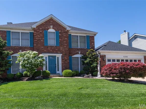 1208 Summers End Dr, Fenton, MO 63026