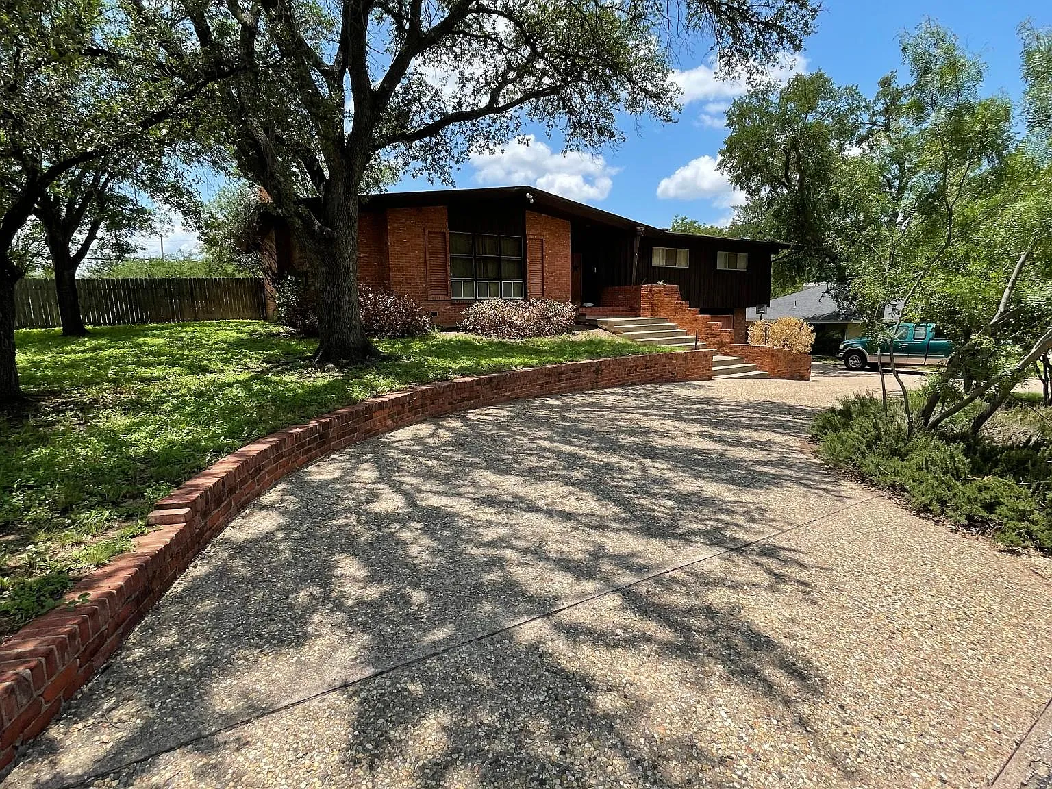 3 bed, 3037 sqft, $1,950 — Photo 1