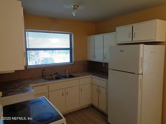 4th image of 1050 Mantes Ave
