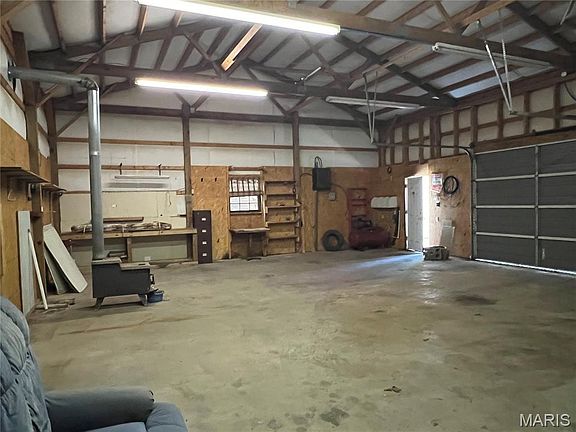 5th image of 211 Whispering Hills Ln