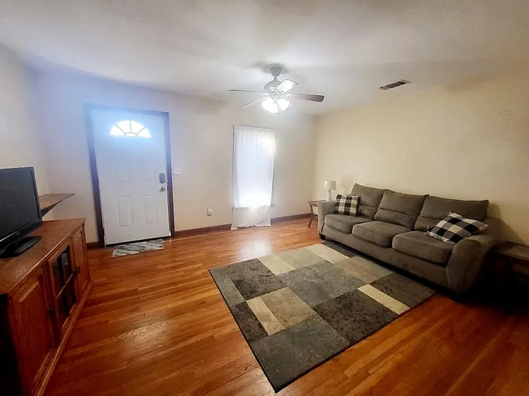 1546 Locust St — Photo 9