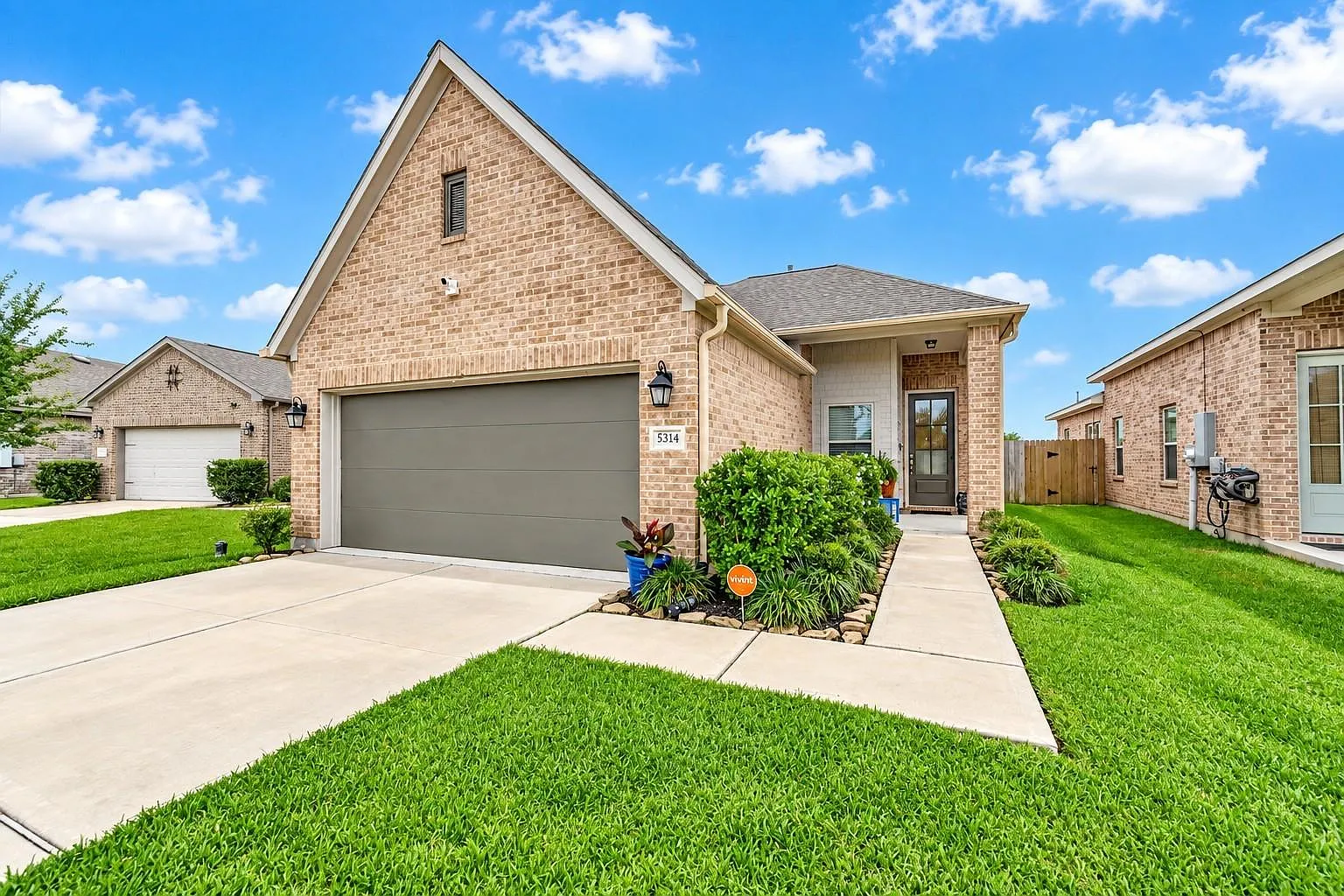 4 bed, 2.0 bath, 1620 sqft, $2,200 — Photo 1