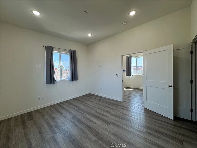 209 1/2 N Serrano Ave — Photo 13