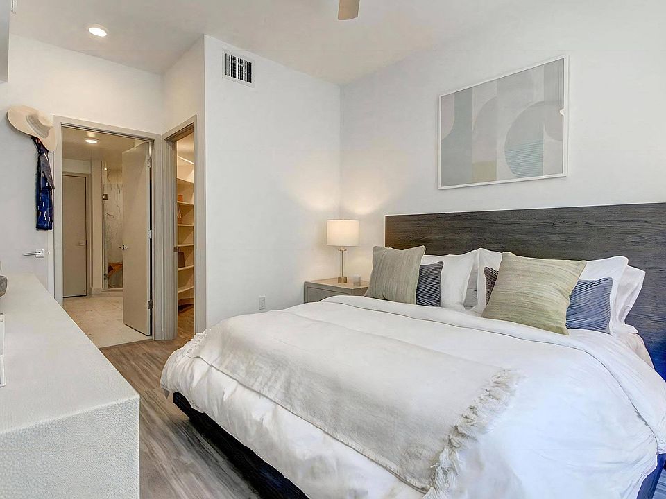 Oversized Bedroom With Large Walk In Closet