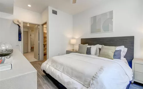 Oversized Bedroom With Large Walk In Closet - Pearl Flagler Village