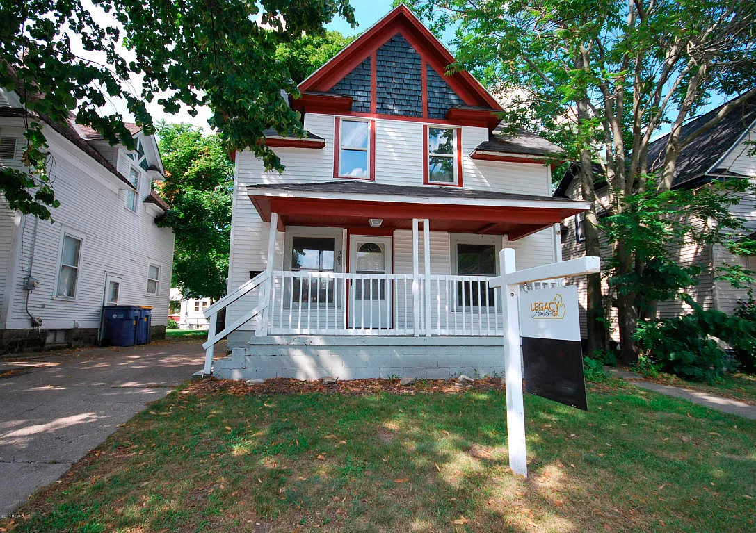 905 Oakdale St SE photo 1
