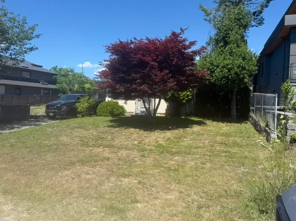 446 E 16th St, North Vancouver, BC V7L 2T5