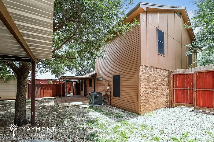 1004 W Hills Ter — Photo 2