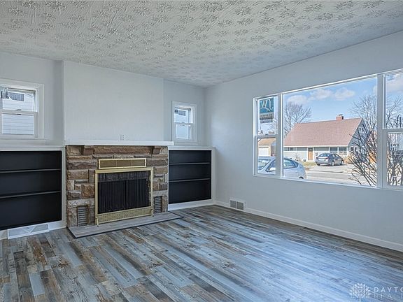 4th image of 560 Margaret Dr