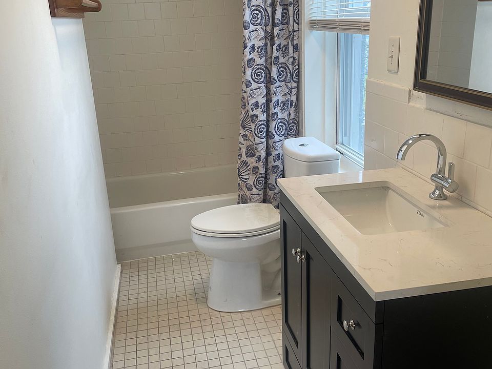 Bathroom w Tub and Shower
