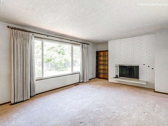 5th image of 929 NE 9th Ave