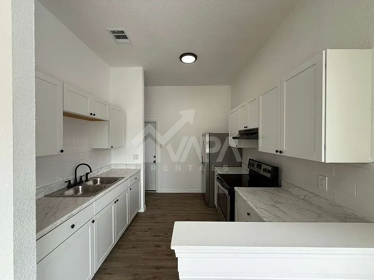 8750 Shallow Ridge Dr — Photo 5