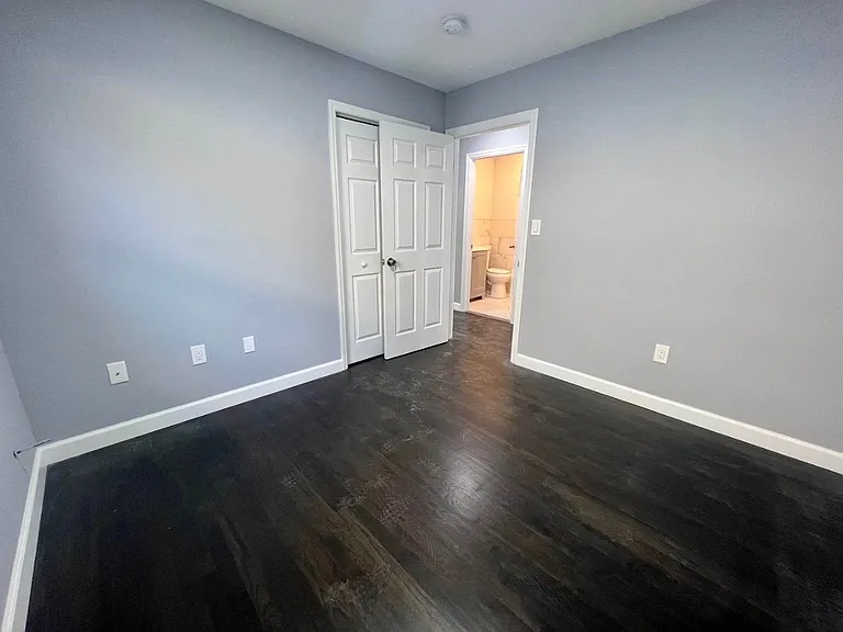 135 Oxford Ave #2 — Photo 18