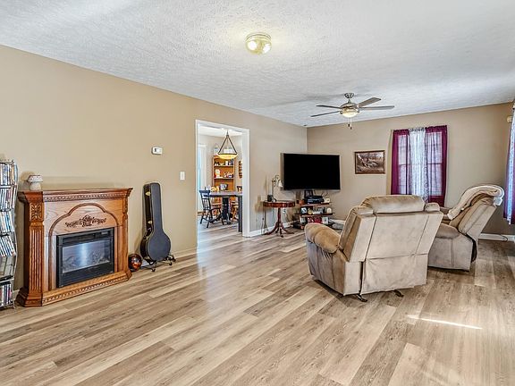4th image of 134 Robinwood Pl