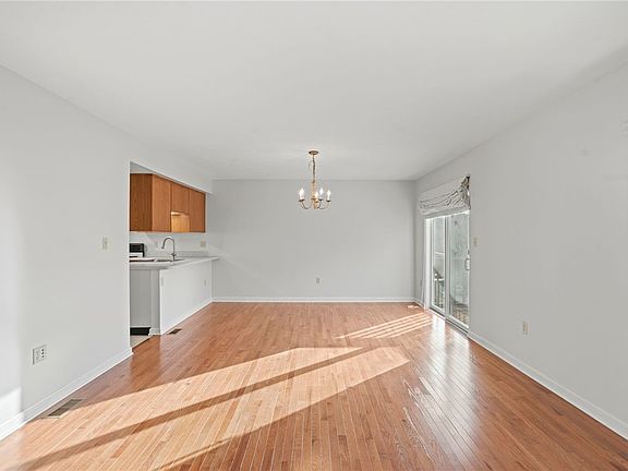 4th image of 409 Redwood Ct