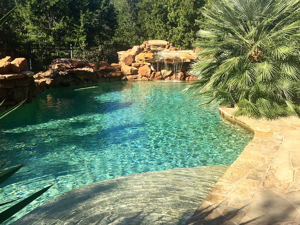 Pool, hot tub, patio, cook!