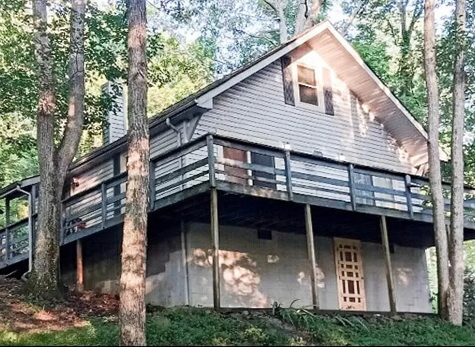 11 Thomas Ln N