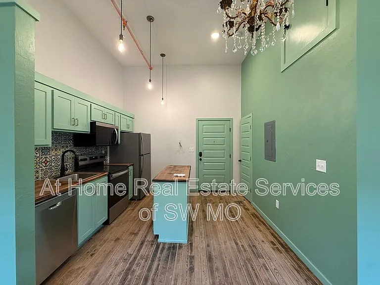 320 W Walnut St #208 — Photo 5