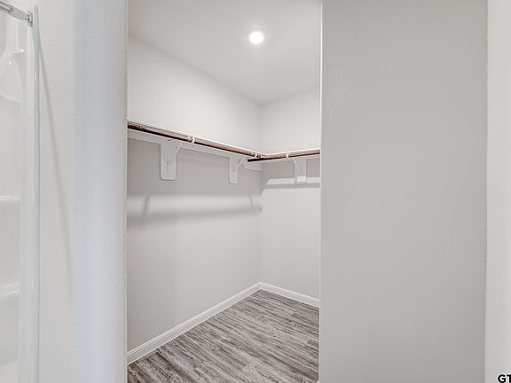 5th image of 212 Oak Valley Dr