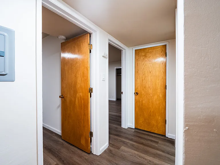 Bellevue Towers Apartments — Photo 17