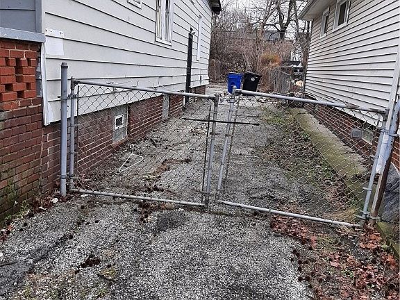4th image of 3261 E 137th St