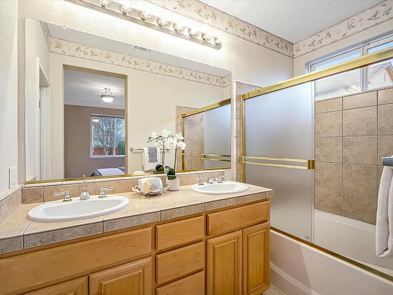 102 Bouquet Cir — Photo 3