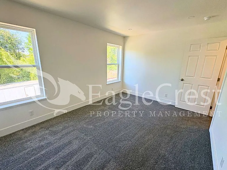 420 Ankeny St — Photo 59