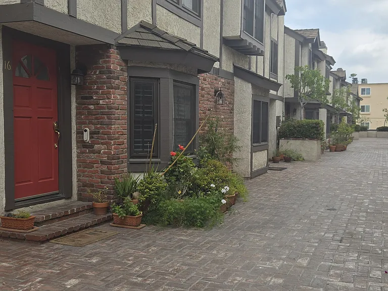 11940 Weddington St #16 — Photo 30